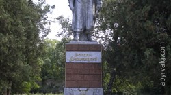 Памятник Богдану Хмельницкому возле Дворца металлургов