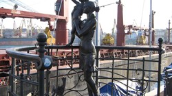 Памятник жене моряка