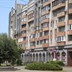 Памятник на фоне дома.