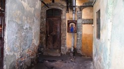 Під синьою пляшкою